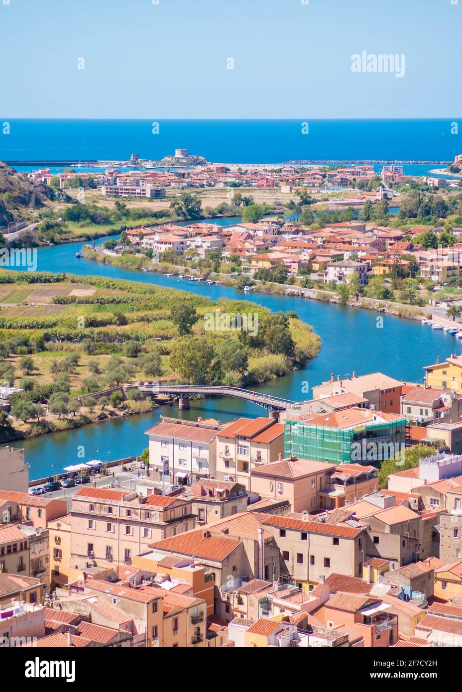 Bosa (Sardinien, Italien) - EIN Blick auf die touristische und charmante bunte Altstadt an der Meeresküste von Oristano, einer der schönsten auf Sardegna Stockfoto
