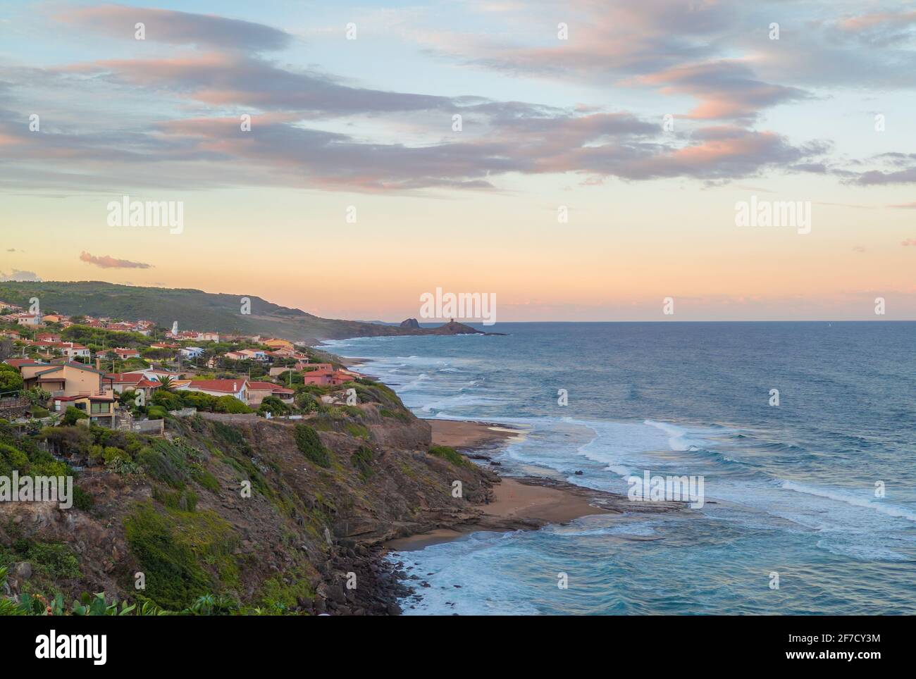 Bosa (Sardinien, Italien) - EIN Blick auf die touristische und charmante bunte Altstadt an der Meeresküste von Oristano, einer der schönsten auf Sardegna Stockfoto