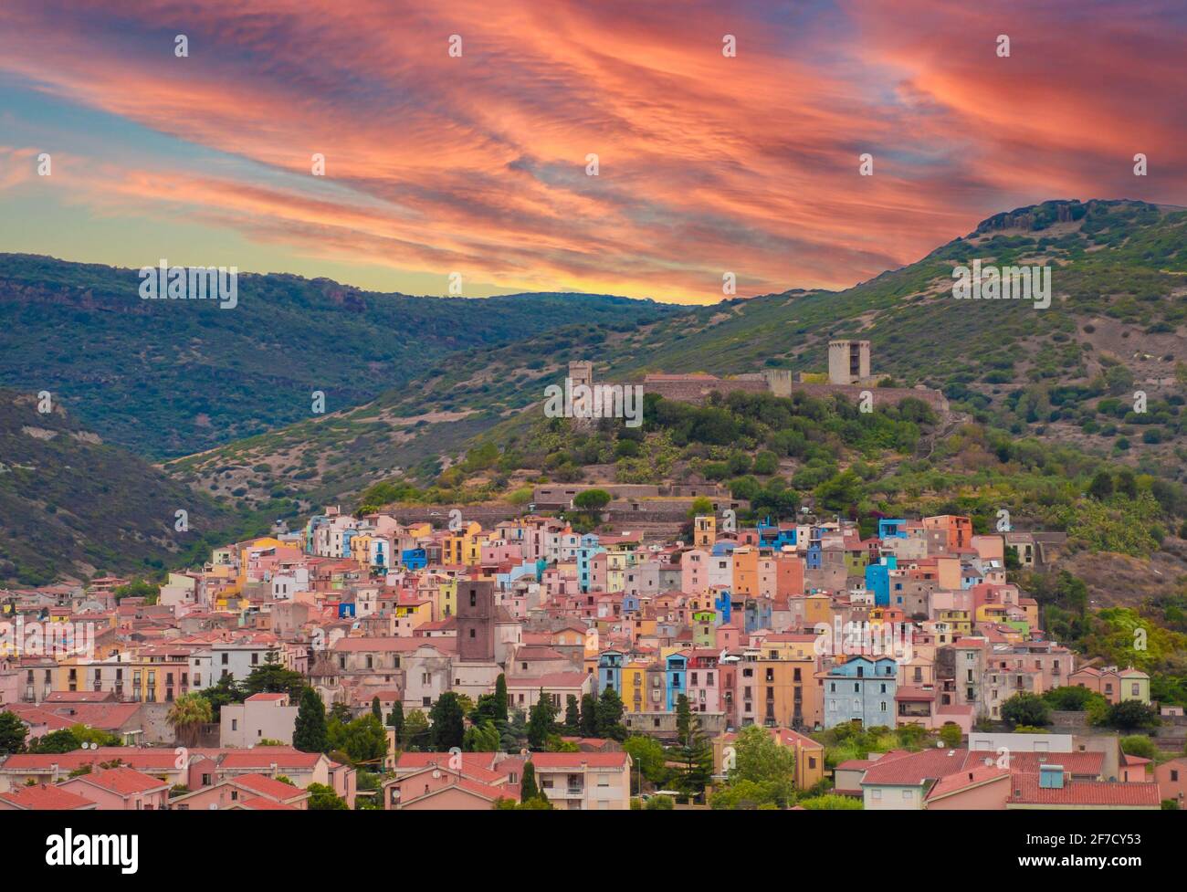 Bosa (Sardinien, Italien) - EIN Blick auf die touristische und charmante bunte Altstadt an der Meeresküste von Oristano, einer der schönsten auf Sardegna Stockfoto