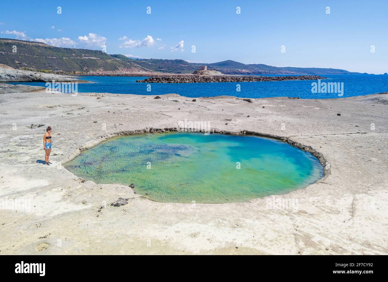 Bosa (Sardinien, Italien) - EIN Blick auf die touristische und charmante bunte Altstadt an der Meeresküste von Oristano, einer der schönsten auf Sardegna Stockfoto