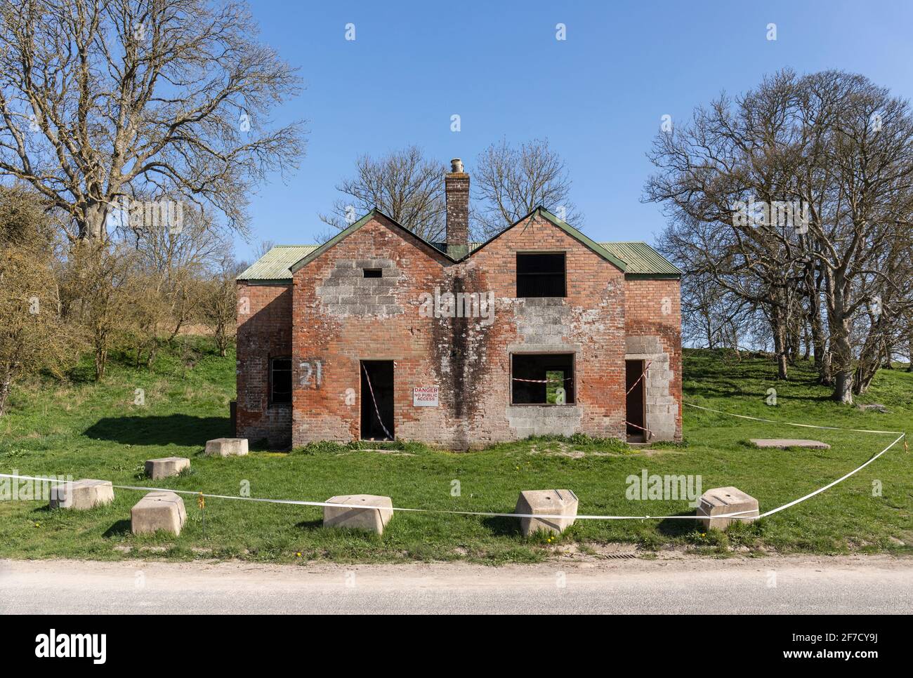 Nags Head Cottages in dem verlassenen Dorf Imber, das jetzt als Trainingsgelände der britischen Armee dient, Salisbury Plain, Wiltshire, England, Großbritannien Stockfoto