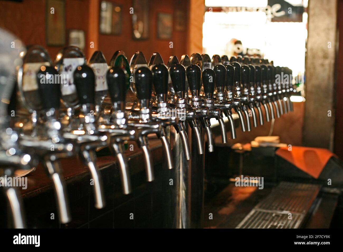 Ein lebhaftes und funktionelles tschechisches Biermuseum und Pub, wo Sie verschiedene Arten von speziellen tschechischen Bieren direkt im Zentrum von Prag probieren können. Stockfoto