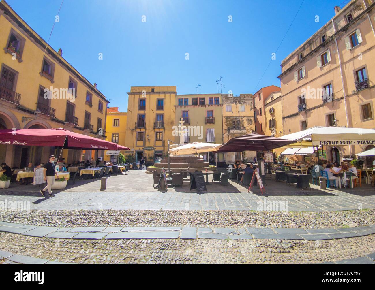 Bosa (Sardinien, Italien) - EIN Blick auf die touristische und charmante bunte Altstadt an der Meeresküste von Oristano, einer der schönsten auf Sardegna Stockfoto