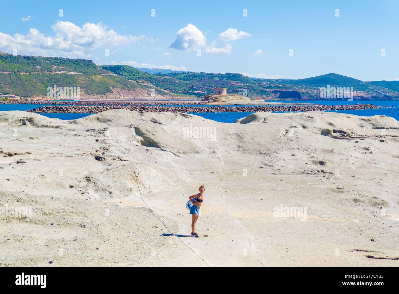 Bosa (Sardinien, Italien) - EIN Blick auf die touristische und charmante bunte Altstadt an der Meeresküste von Oristano, einer der schönsten auf Sardegna Stockfoto