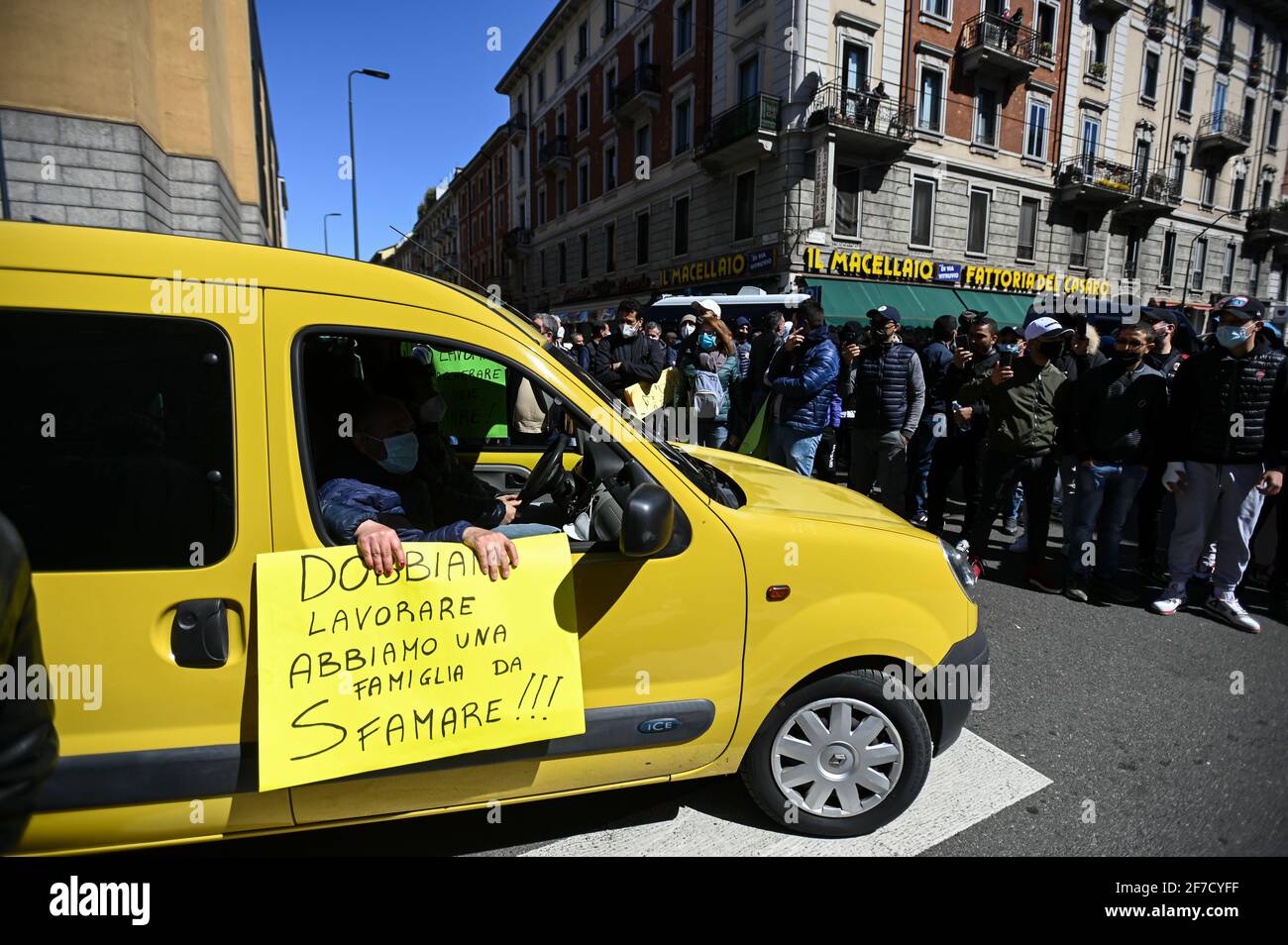 Mailand, Italien - 6. April 2021: Straßenhändler protestieren gegen die Sperrbeschränkungen des Coronavirus Covid-19 Stockfoto