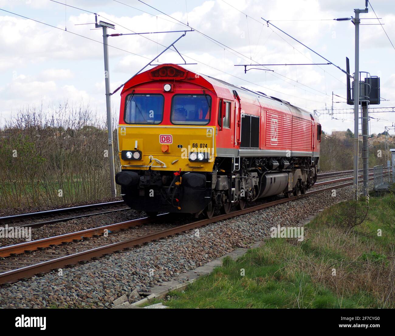 DB Cargo Class 66 Locomotive 66074 passiert Northampton Light Engine An der West Coast Mainline Stockfoto