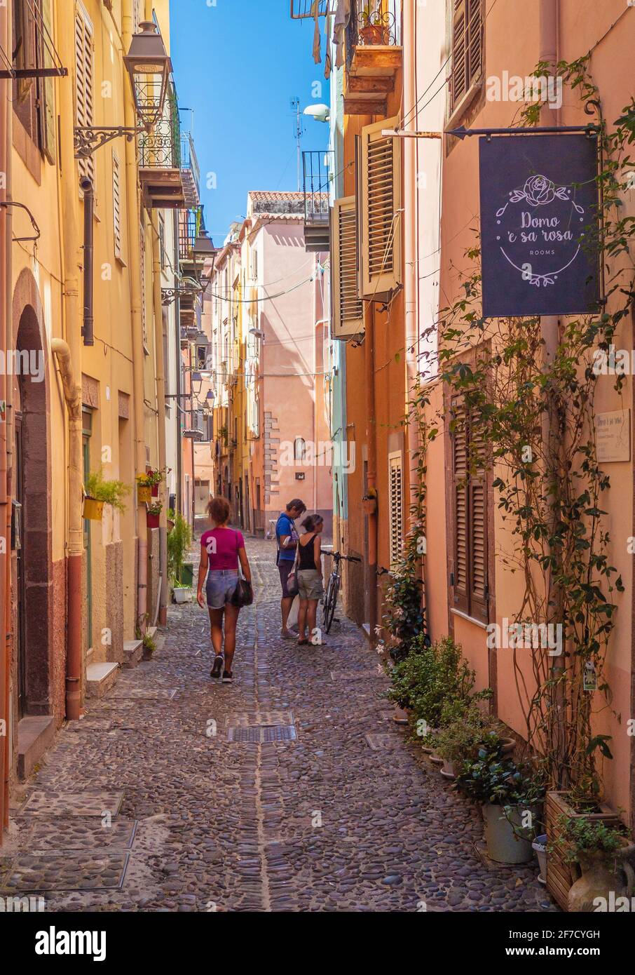 Bosa (Sardinien, Italien) - EIN Blick auf die touristische und charmante bunte Altstadt an der Meeresküste von Oristano, einer der schönsten auf Sardegna Stockfoto