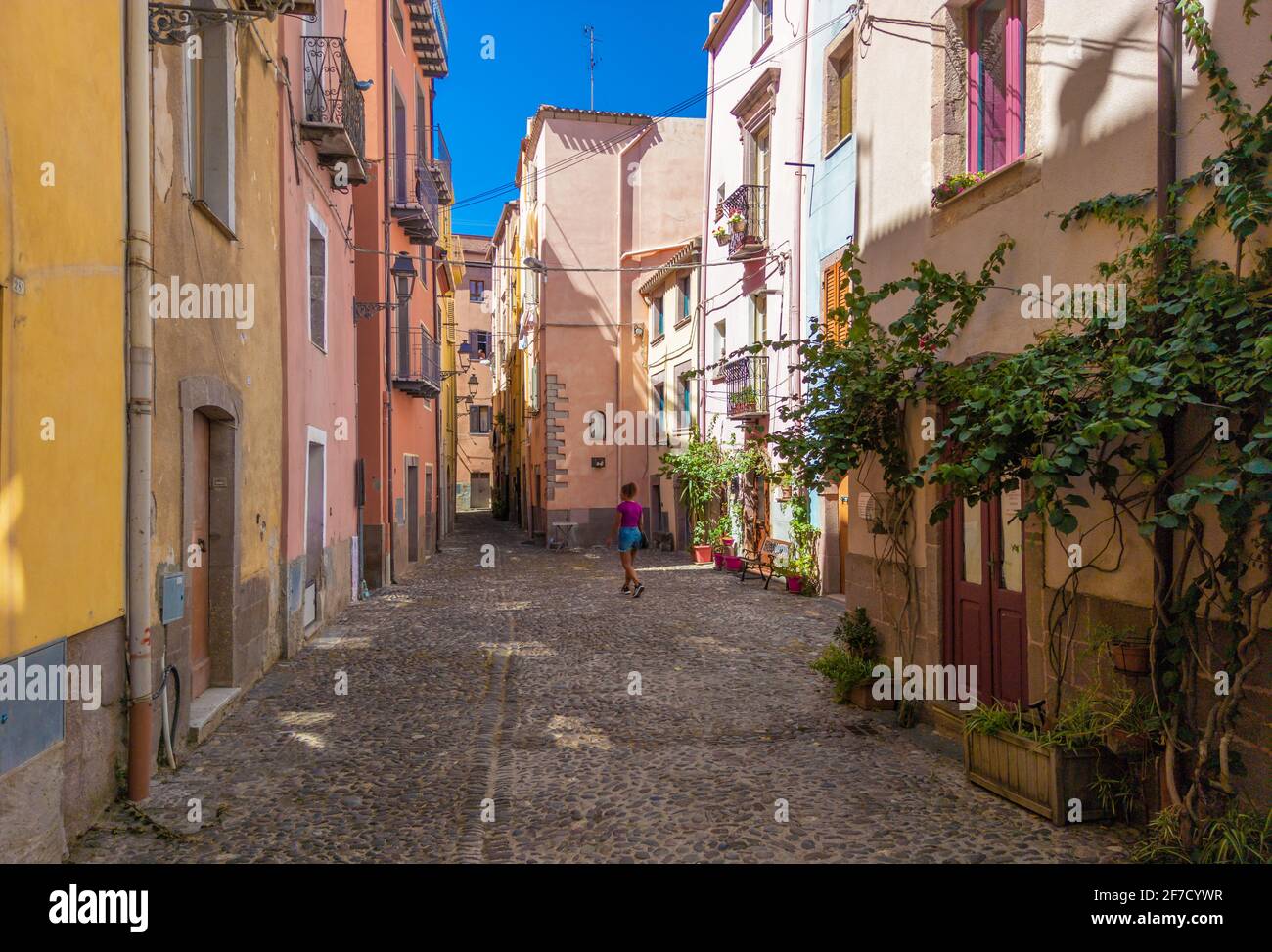 Bosa (Sardinien, Italien) - EIN Blick auf die touristische und charmante bunte Altstadt an der Meeresküste von Oristano, einer der schönsten auf Sardegna Stockfoto
