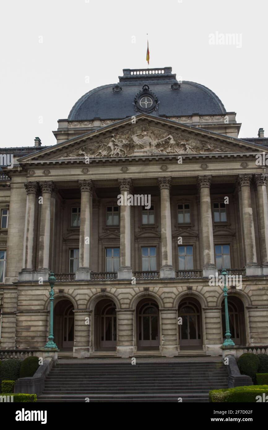 Brüssel - Belgien - 03. April 2021 : der Königspalast von Brüssel befindet sich am Place des Palais. Geboren aus der Vereinigung von vier Villen in der e gebaut Stockfoto