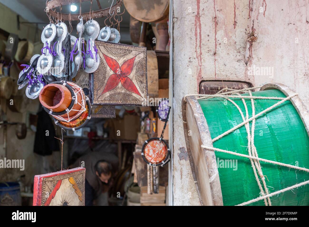 Musikinstrumente in Souk Kimakhine in Marrakesch, Marokko Stockfoto