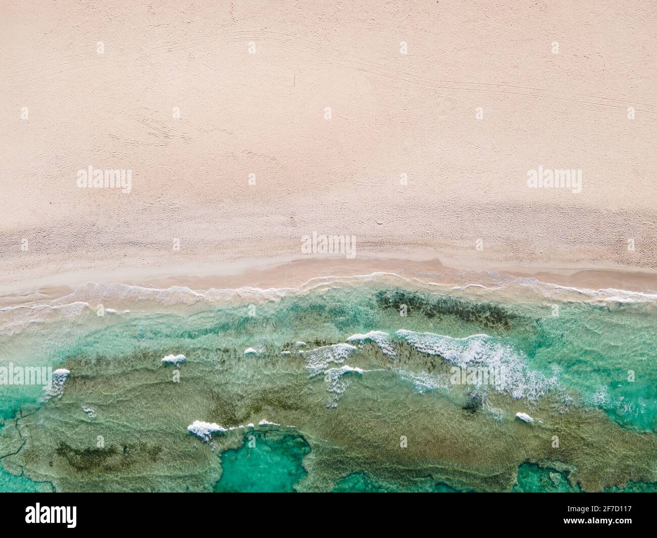 Weißer Sand Strand Küste Hintergrund geschossen direkt aus der Luft an einem sonnigen Tag. Grünes Aquarell. Stockfoto