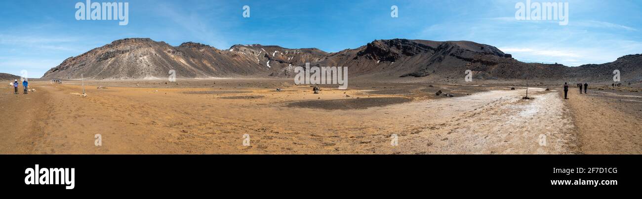 Wandern auf dem Tongariro Alpine Crossing, Panoramablick auf den Mount Tongariro, Nordinsel Neuseelands Stockfoto