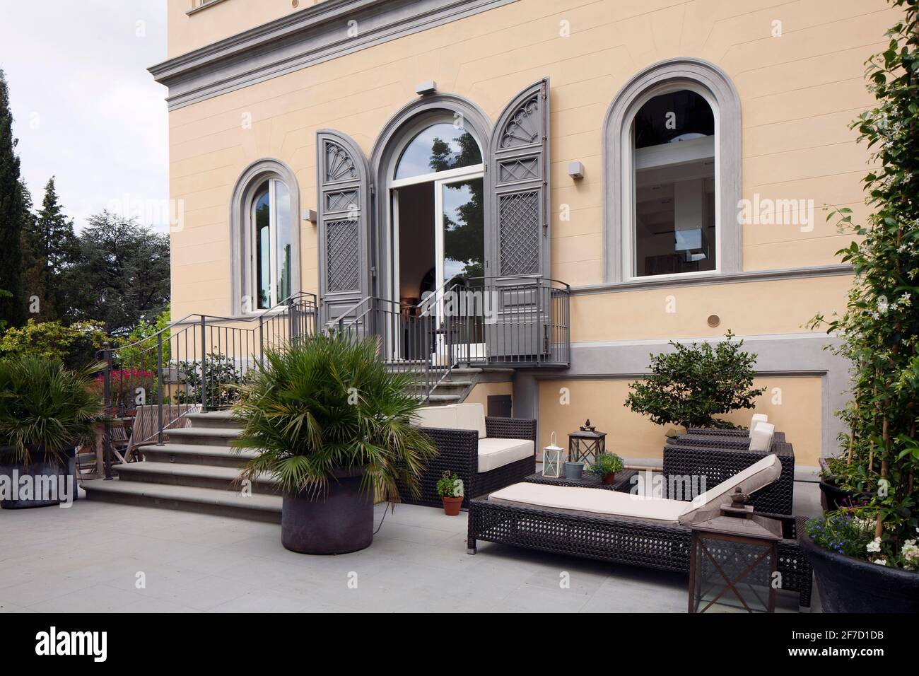 Eleganten Eingang in einer schönen Villa in Mailand mit einigen Pflanzen und Gartenmöbel Italien. Stockfoto