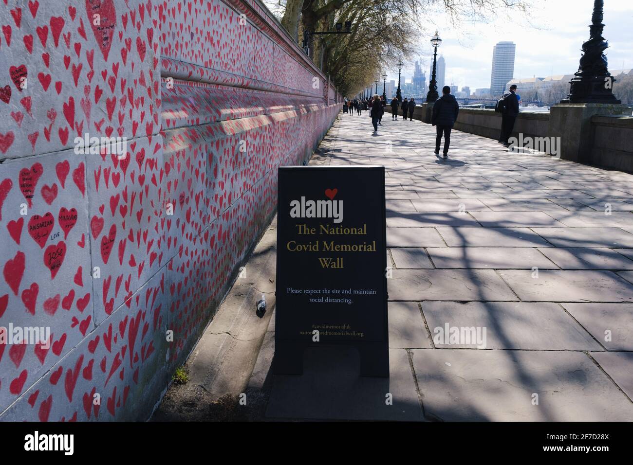 London, Großbritannien - April 2021. Die National Covid Memorial Wall. Fast 150,000 Herzen werden von Freiwilligen gemalt, eines für jedes Covid-19-Opfer im Vereinigten Königreich Stockfoto
