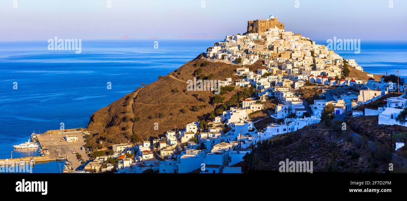 Wunderschönes Griechenland. Weiße Häuser der Insel Astypalea (Astipalaia). Blick auf das Dorf Chora und das Meer bei Sonnenuntergang Stockfoto