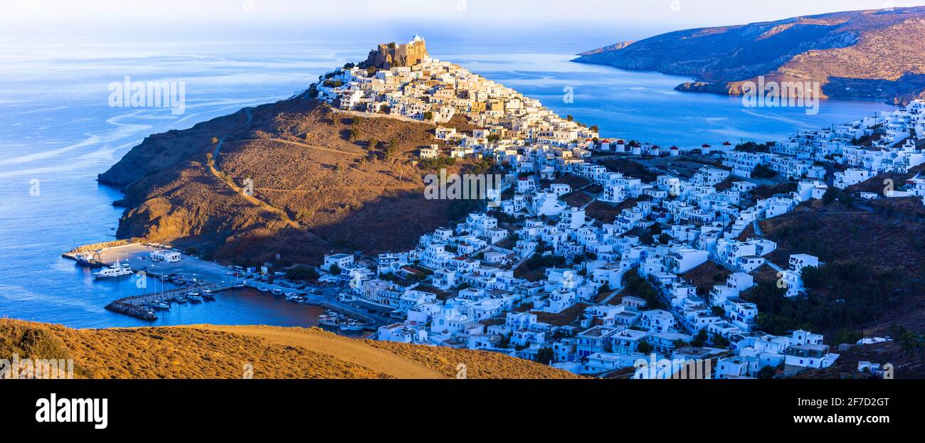 Griechenland Landschaft und traditionelle Inseln der Dodekanes. Weiße Häuser der Astypalea (Astipalaia) . Blick auf das Dorf Chora und das Meer bei Sonnenuntergang Stockfoto