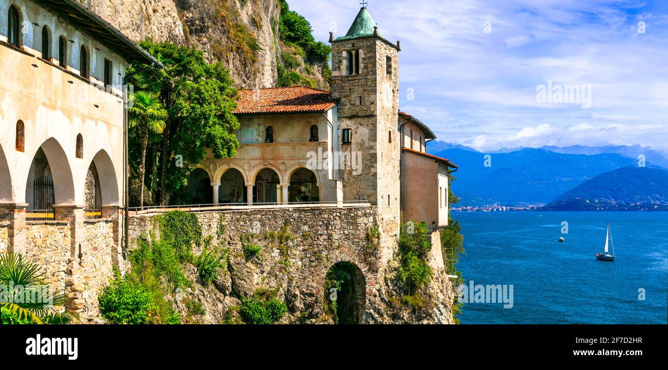 Malerisches Kloster Eremo di santa Caterina, schöner Lago Maggiore. Italien, nördlicher Teil Stockfoto
