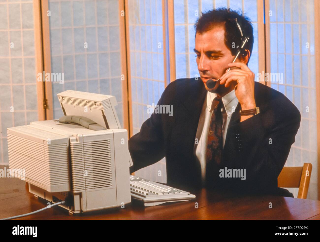 BOSTON, MASSACHUSETTS, USA, 8. MAI 1990 - Andy Meshulam, mit Computer und Headset, mit Dragon Dictate Spracherkennungssoftware. Stockfoto