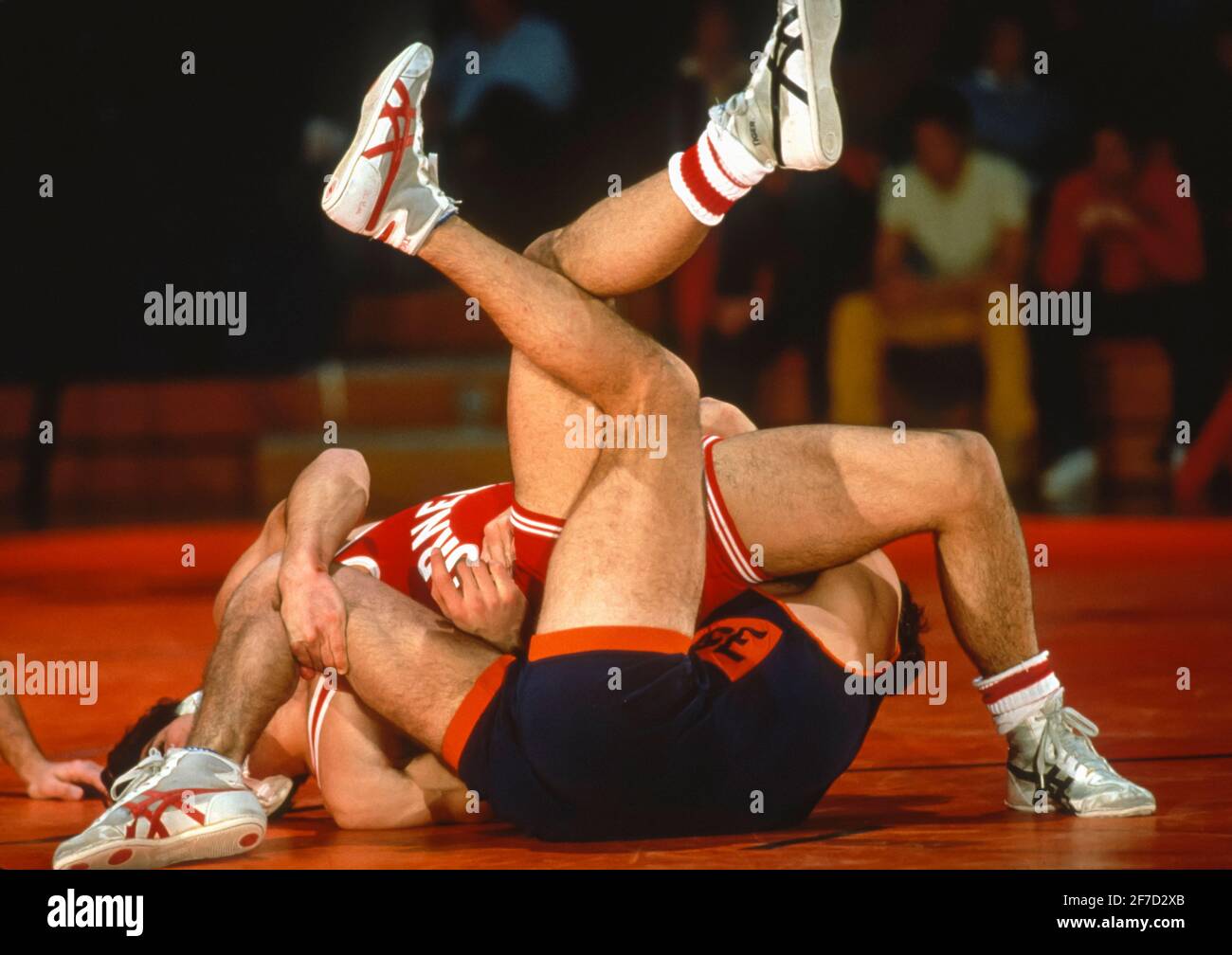 SYRACUSE, NEW YORK, USA, 1986 - NCAA-Wrestlingkampf der Männer zwischen der Syracuse University und der Cornell University. Stockfoto