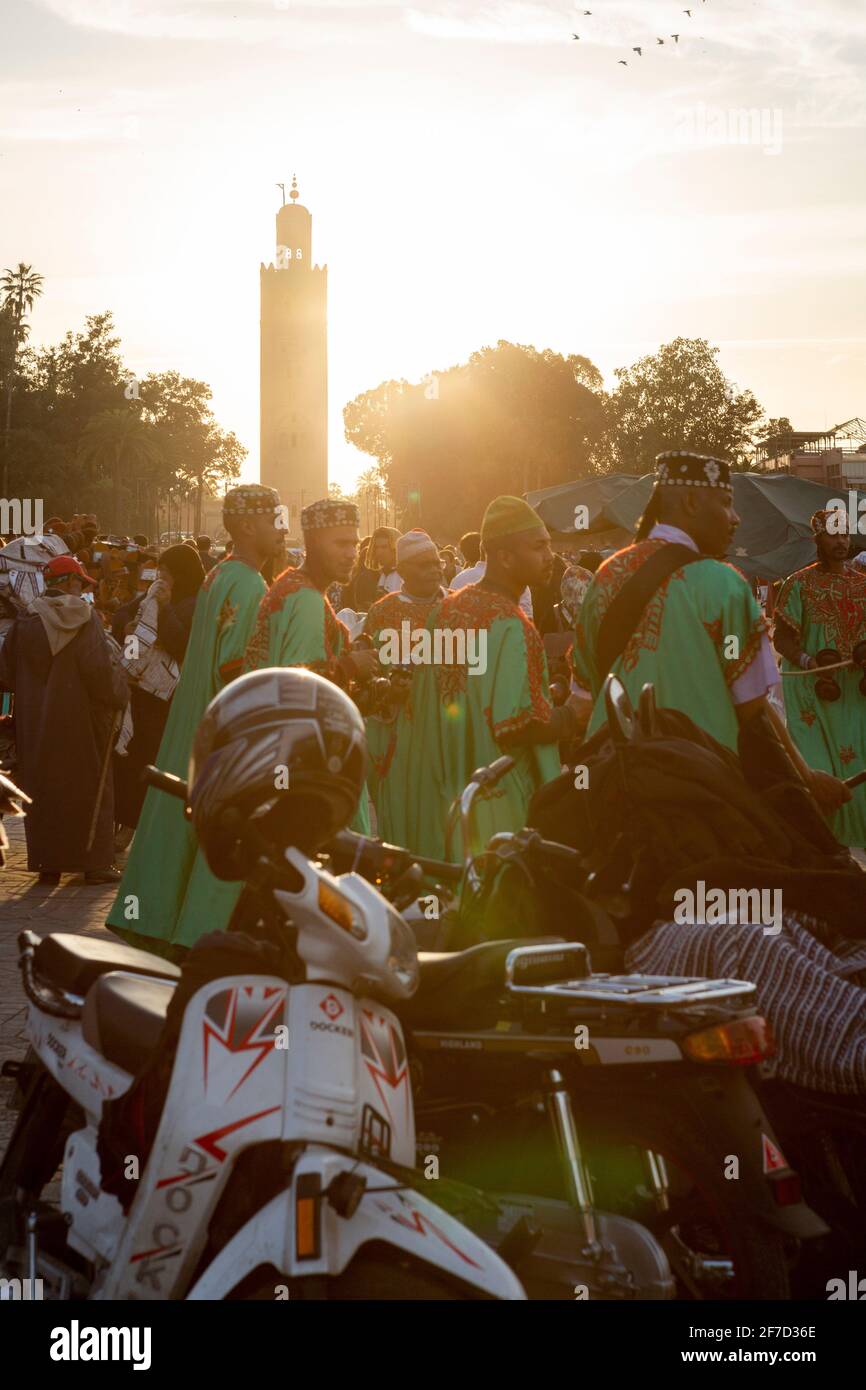 Tänzer in traditionellen grünen Kleidern auf dem Djemaa el-Fna, dem berühmten Markt in Marrakesch - Reisen Marokko Stockfoto