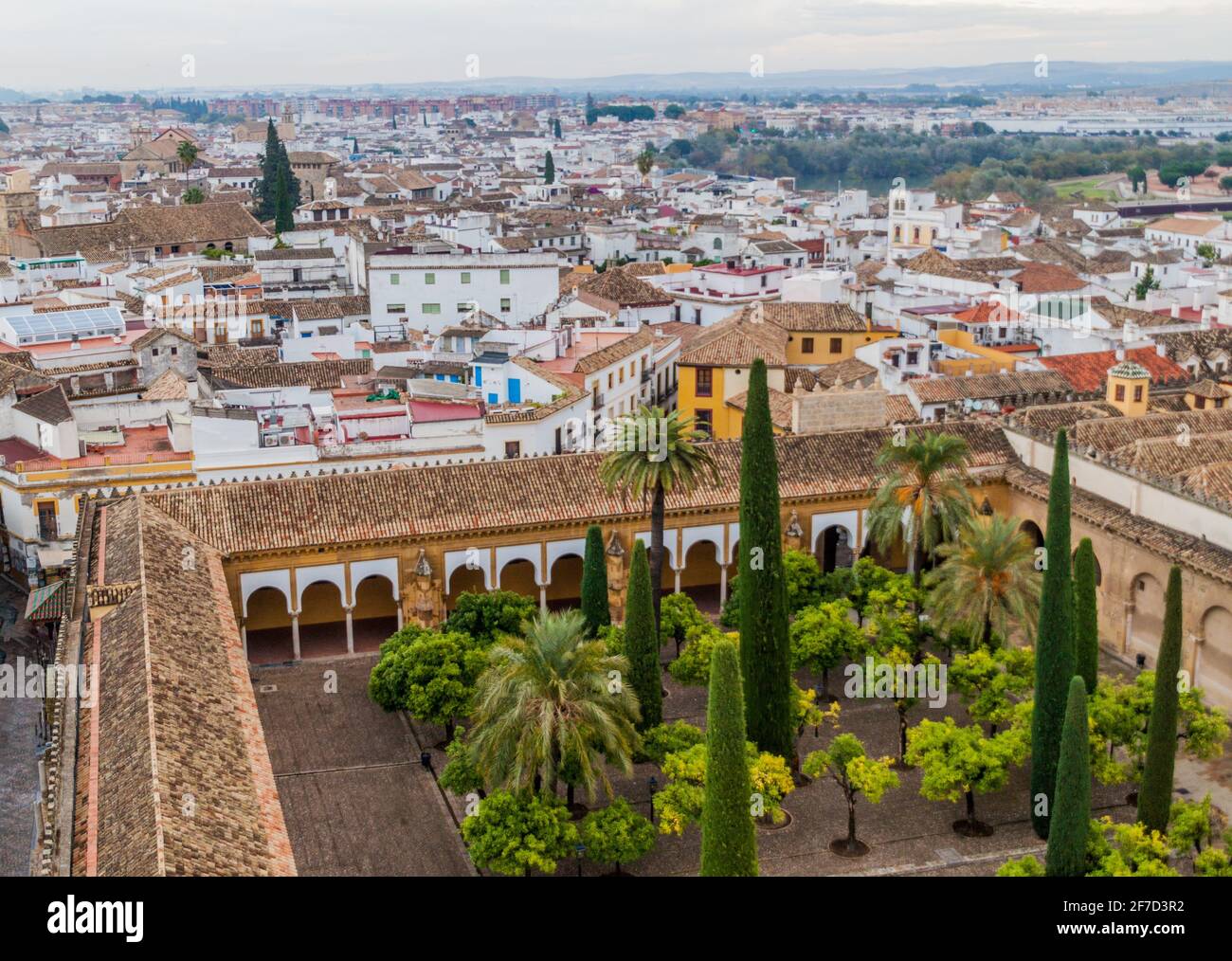 Luftaufnahme von Cordoba mit dem Innenhof der Moschee-Kathedrale namens Patio de los Naranjos, Spanien Stockfoto