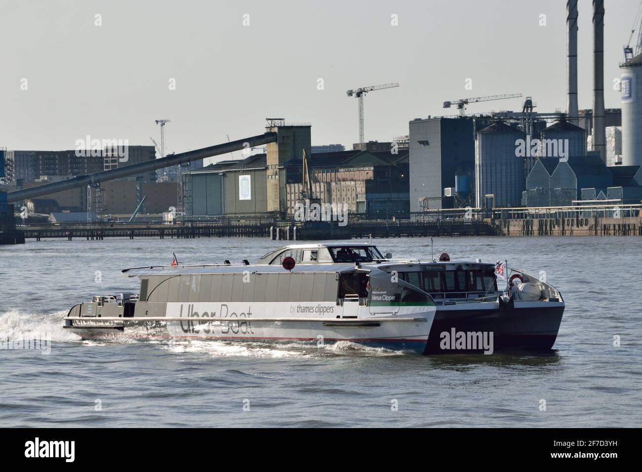 Uber Boot mit dem Thames Clipper River Bus Service Schiff Venus Clipper betreibt den Flussbusdienst RB1 auf dem Fluss Thames in London Stockfoto