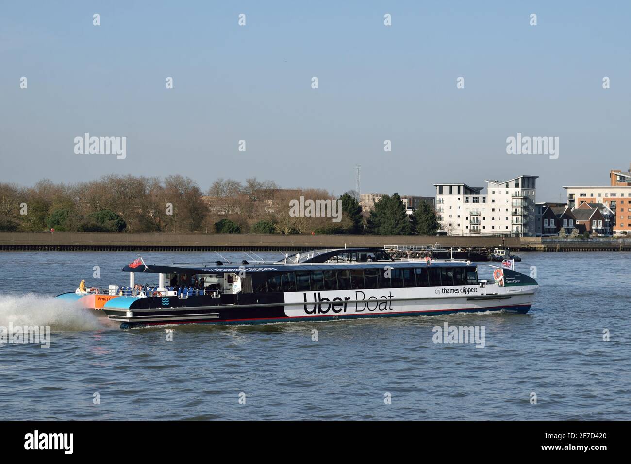 Uber Boot mit dem Thames Clipper River Bus Service Schiff Venus Clipper betreibt den Flussbusdienst RB1 auf dem Fluss Thames in London Stockfoto