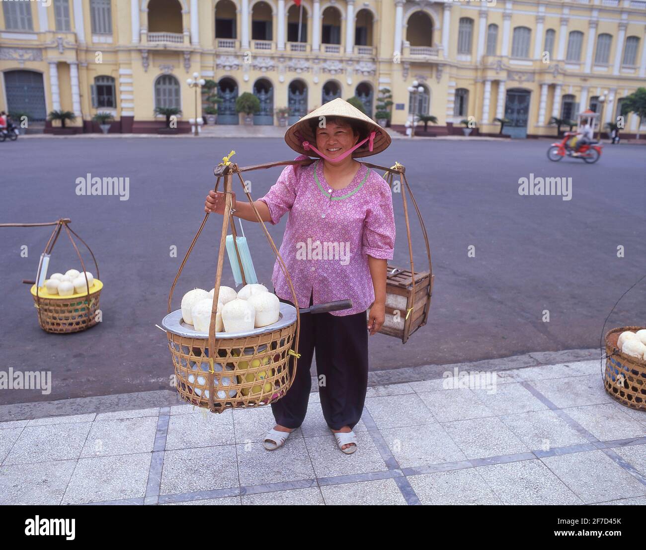 Frau, die Kokosnusssaft verkauft, vor dem Rathaus von Ho Chi Minh, Union Square, Ho Chi Minh City (Saigon), Sozialistische Republik Vietnam Stockfoto