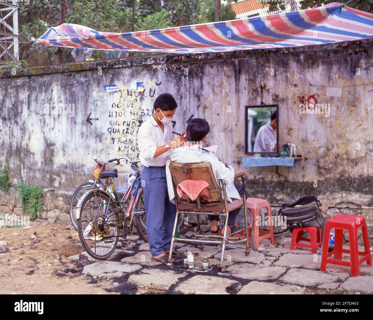Straßenbarbier, Ho Chi Minh City (Saigon), Sozialistische Republik Vietnam Stockfoto