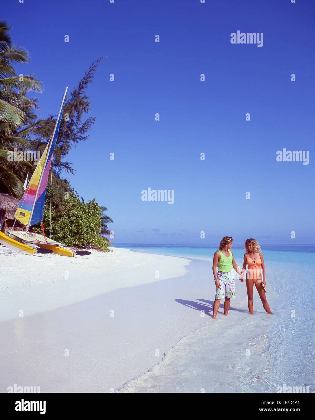 Paar am tropischen Strand, Ihuru, Kaafu Atoll, Republik Malediven Stockfoto