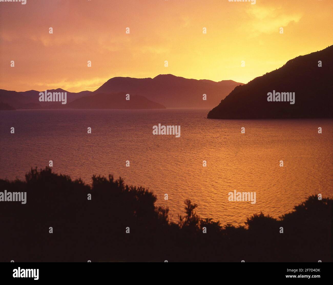 Queen Charlotte Sound bei Sonnenuntergang, Marlborough Sounds, Marlborough Region, South Island, Neuseeland Stockfoto
