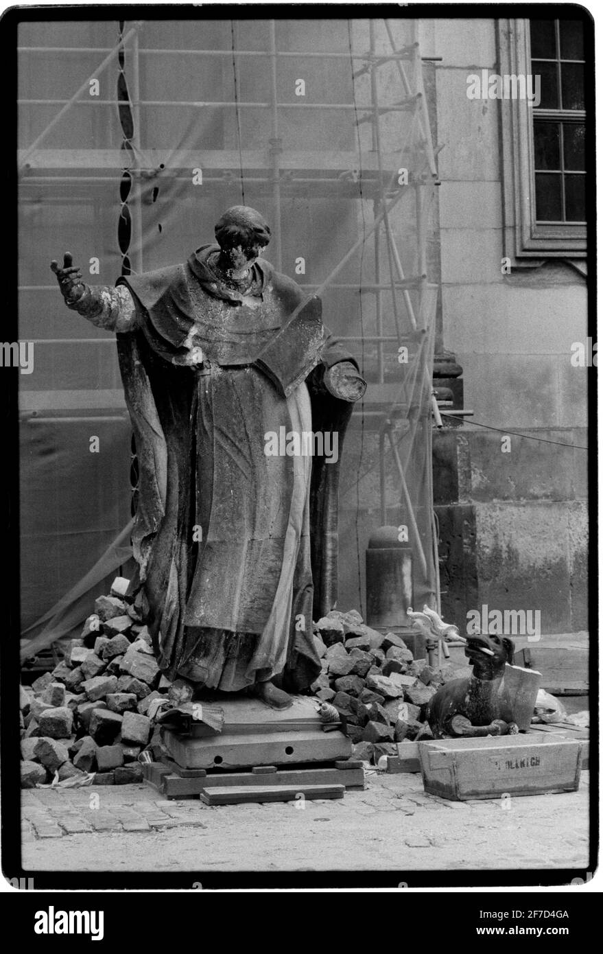 Deutschland nach der Vereinigung 1994 Dresden, eine verbrannte Statue von der bombardierten Frauenkirche Stockfoto