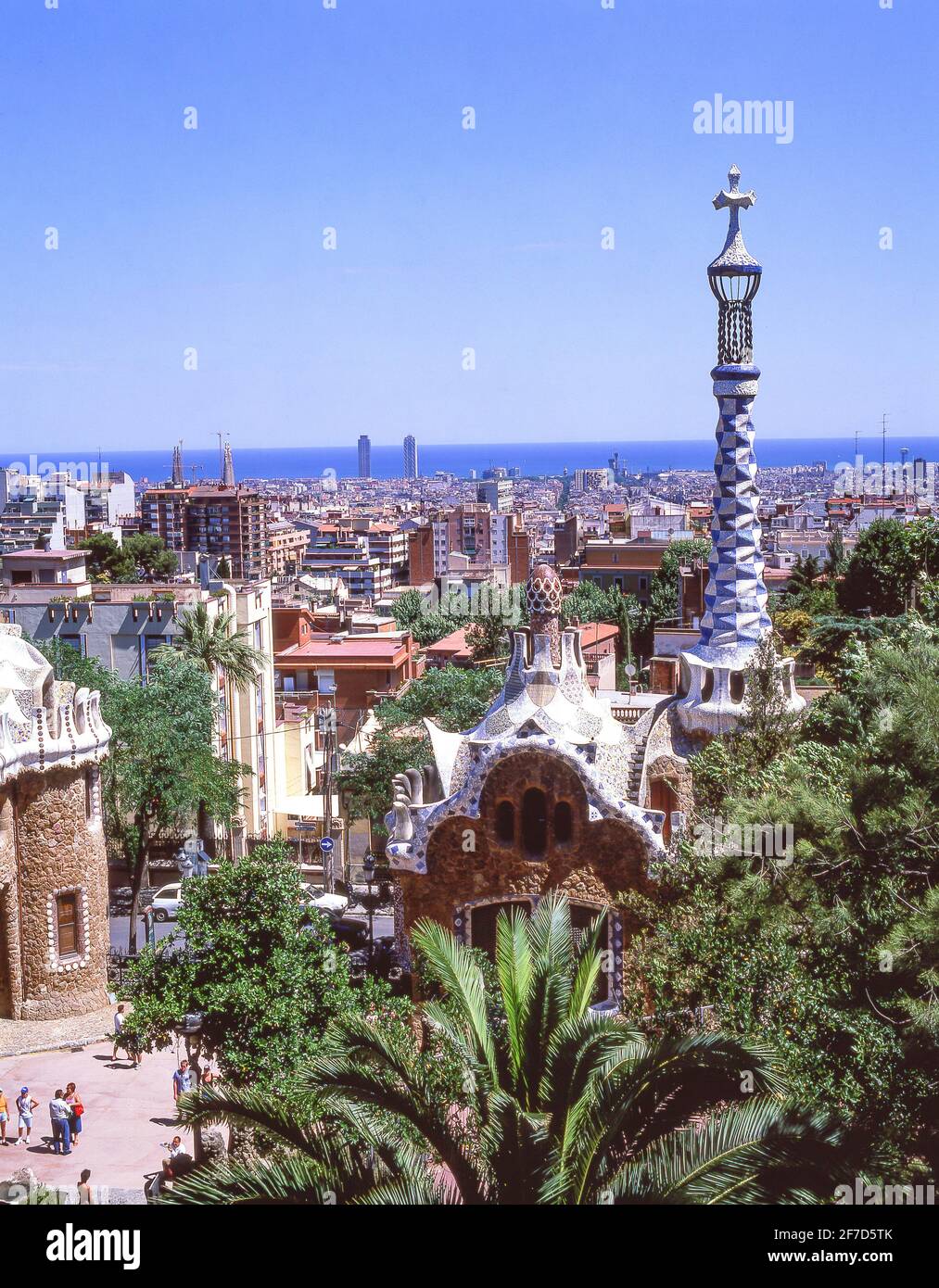 Blick auf die Stadt von der Hauptterrasse, Park Güell, Gràcia, Barcelona, Provinz Barcelona, Katalonien, Spanien Stockfoto