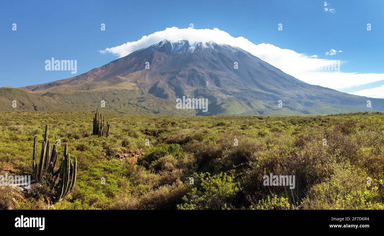 El Misti Vulkan mitten in Wolken, einer der besten Vulkane in der Nähe von Arequipa Stadt in Peru Stockfoto