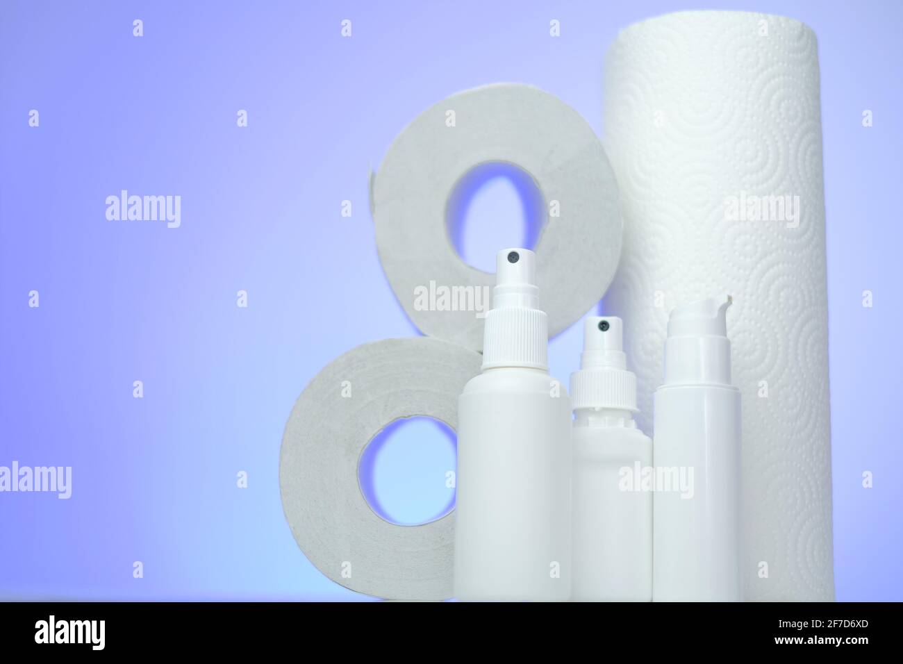 Hygiene und Hygiene . Toilettenpapier, Servietten und antibakteriell in weißen Flaschen auf verschwommenem Hintergrund.antibakterielle Flüssigkeiten in weißen Flaschen Stockfoto