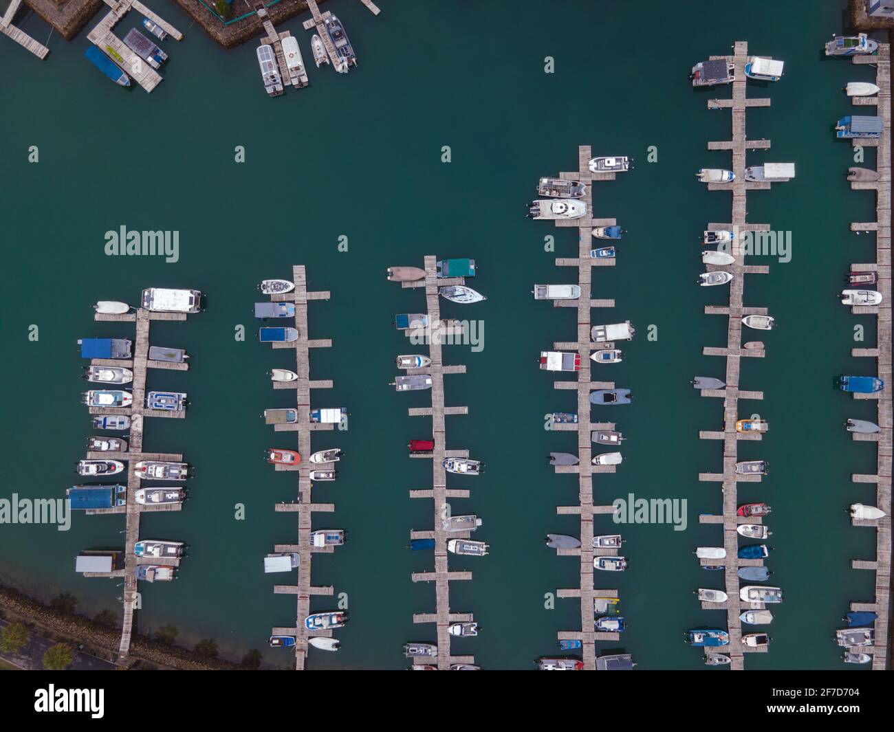 Boote, die in der Bucht festgemacht sind, aus der Sicht der Drohne gesehen Stockfoto