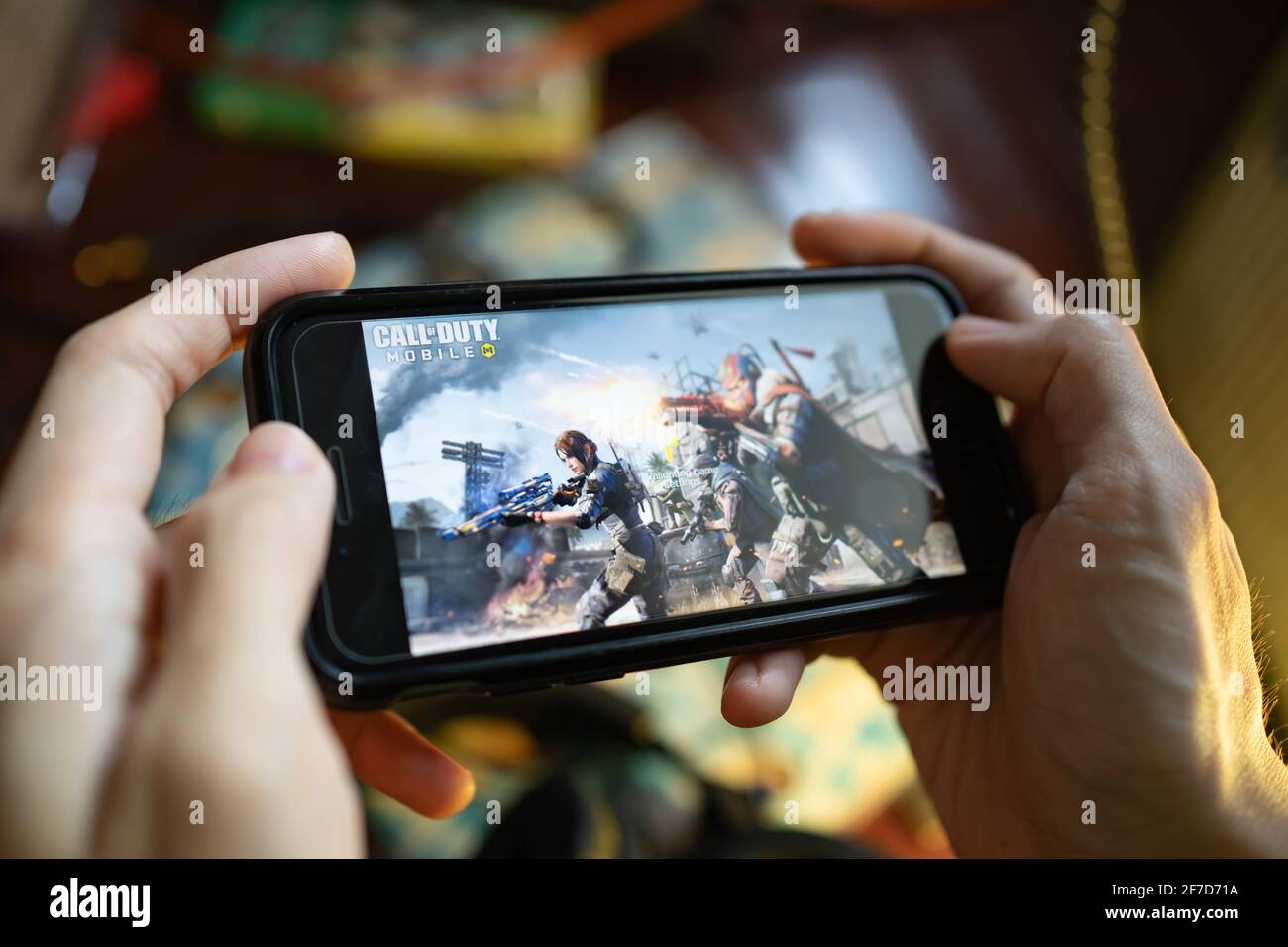 Bangkok, Thailand - 6. April 2021 : EIN Mann spielt das Call of Duty Mobile-Spiel auf dem iPhone 7. Stockfoto