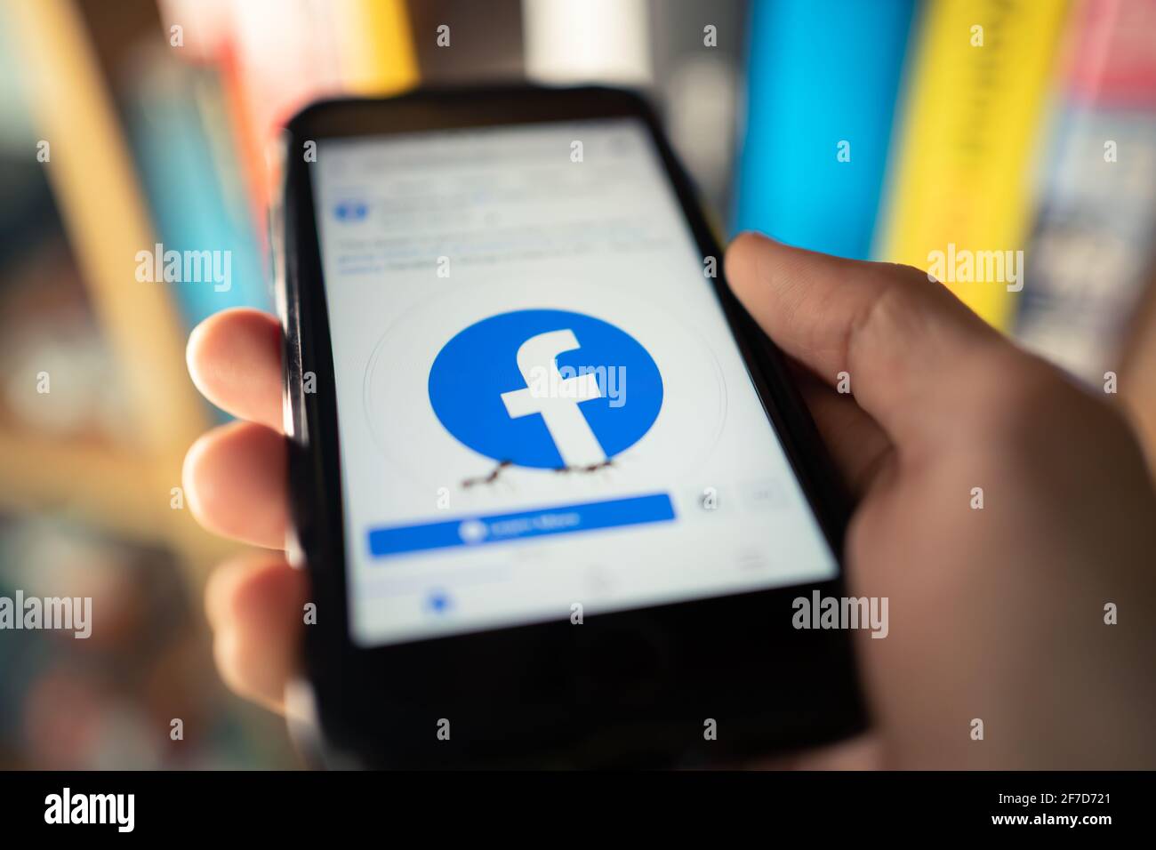 Bangkok, Thailand - 6. April 2021 : iPhone 7 zeigt seinen Bildschirm mit Facebook-App. Stockfoto