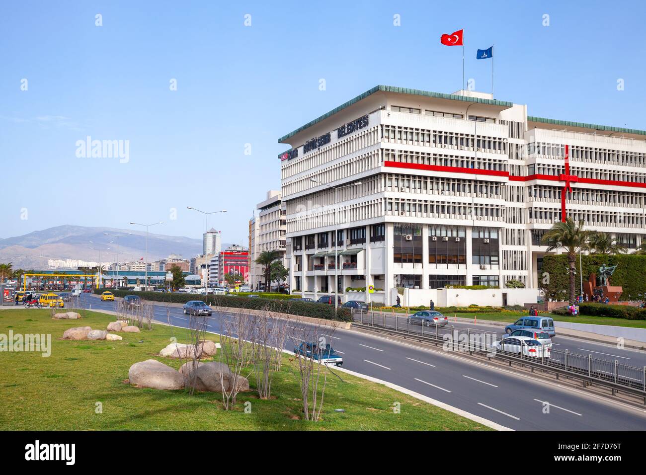 Izmir, Türkei - 5. Februar 2015: Blick auf die Straße mit dem Bürogebäude der Stadtverwaltung Izmir gehen gewöhnliche Menschen auf der Straße Stockfoto