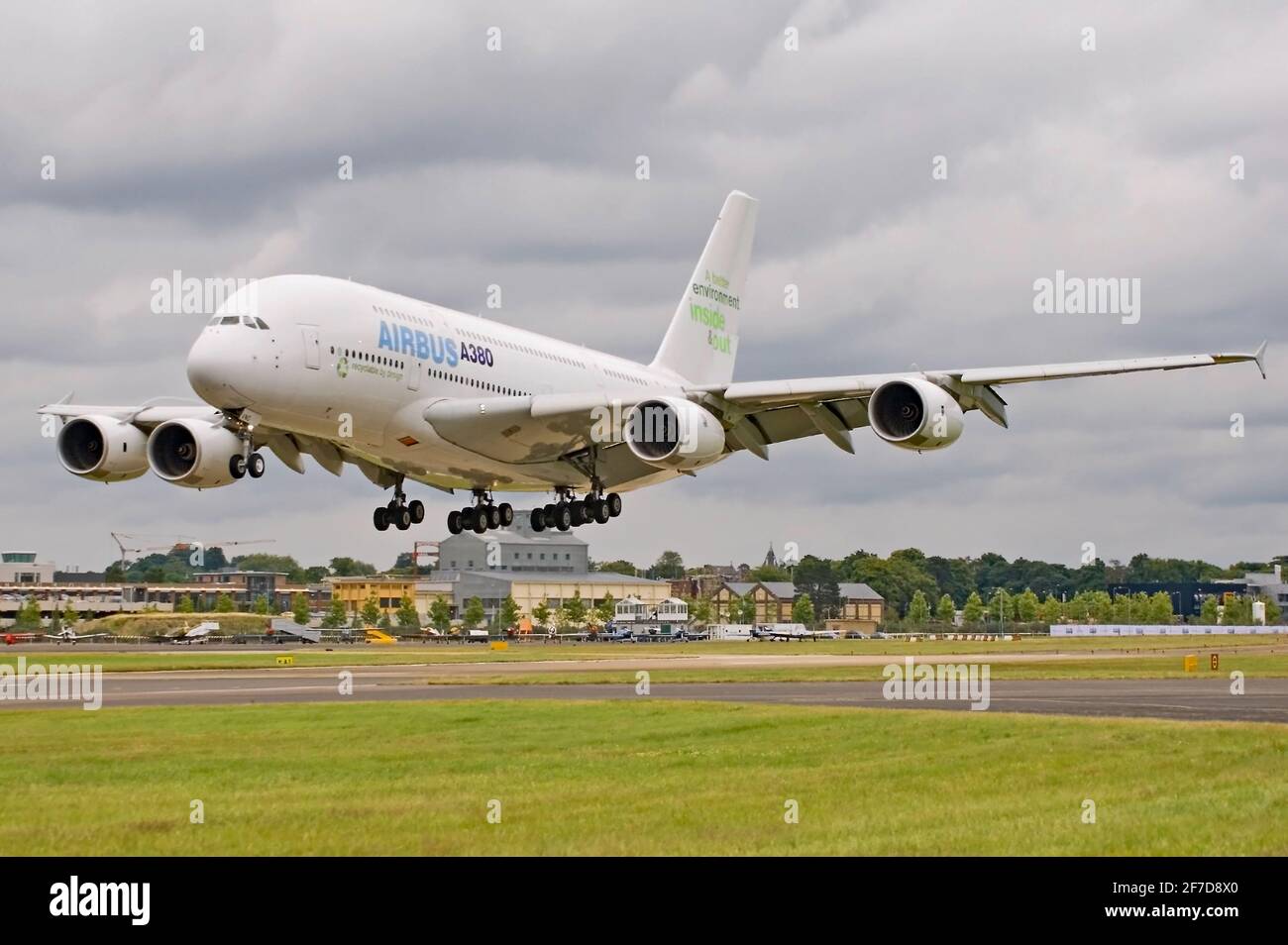 Airbus A380 wird am 18. Juli 2008 während der Farnborough Airshow am Flughafen in Farnborough, Großbritannien, landen. Stockfoto