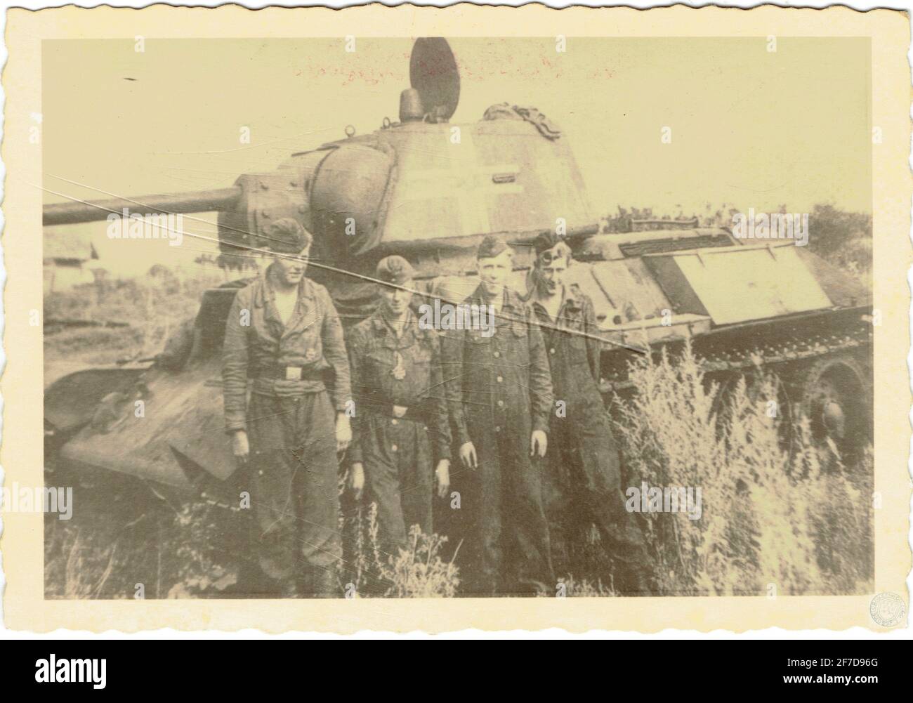 Tankistes de la Waffen SS qui ont reçu la croix De fer devant un T34 Stockfoto