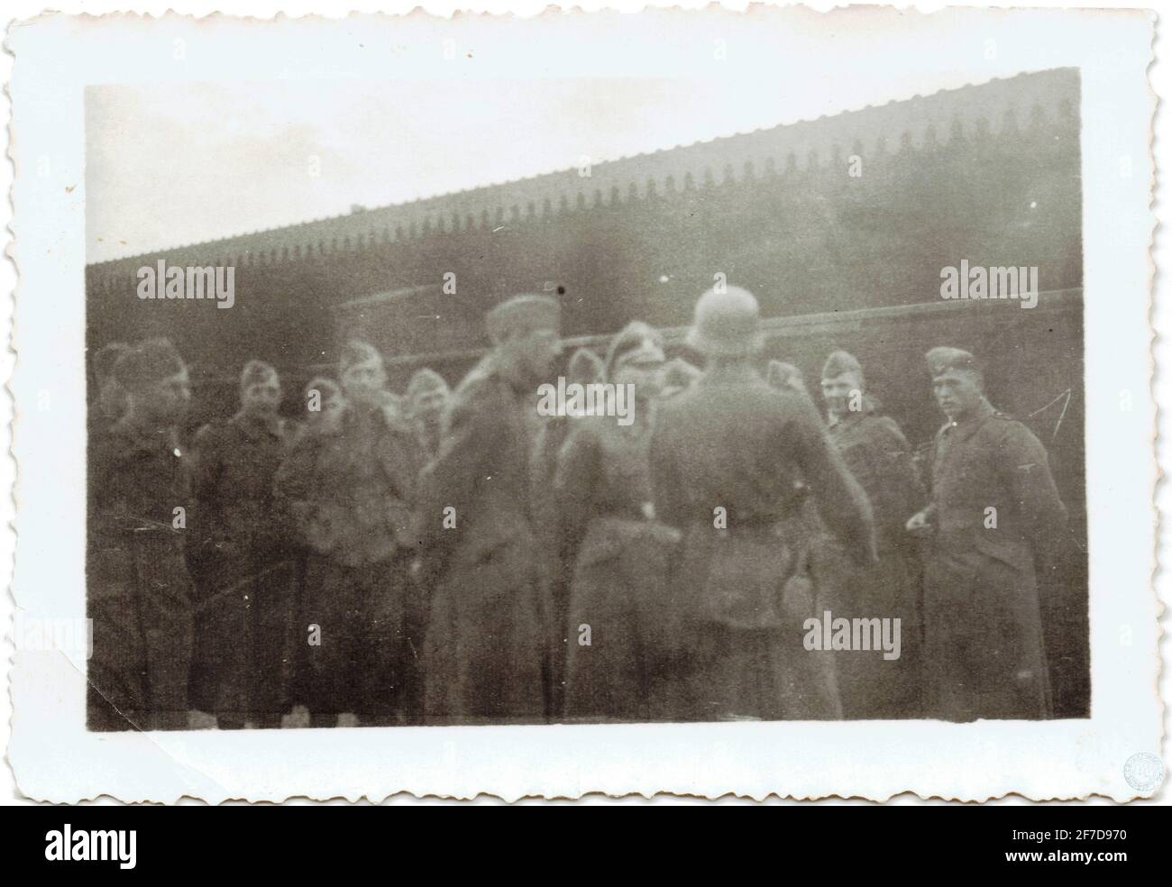 Waffen SS sur le quai d'une gare en Allemagne Stockfoto