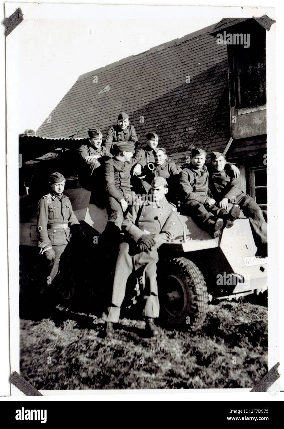 soldats de la Waffen SS sur un blindé SDKFZ Stockfoto