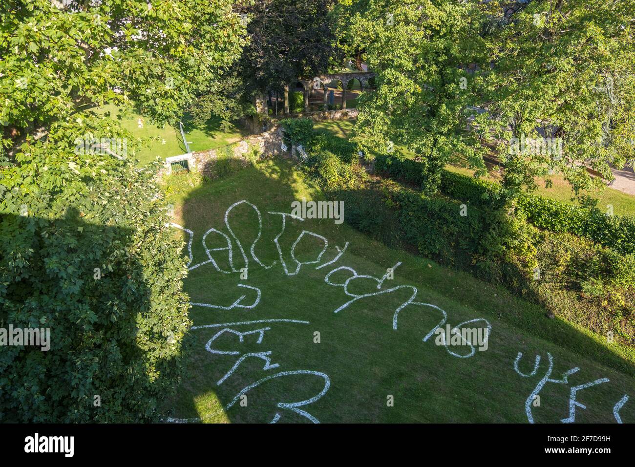 Chateaubriant, Frankreich - 23. August 2019: Ein Werk des Künstlers Douce Mirabaud in situ für das Schloss Chateaubriant, im Graben des Bergwerks, zwischen Renaissan Stockfoto