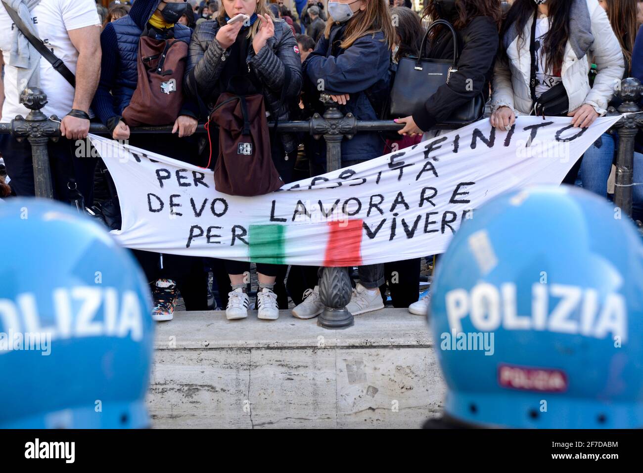 MANIFESTAZIONE RISTORATORI A MONTECITORIO CHE RICHIEDONO RIAPERTURA ATTIVITA' CHIUSE PER LA PANDEMIA Stockfoto