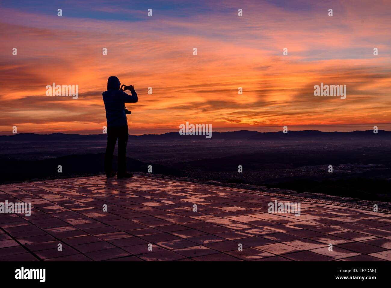 Wintersonnenaufgang vom Gipfel von La Mola. Blick auf die Region Vallès mit einem roten, farbenfrohen Himmel (Sant Llorenç del Munt, Katalonien, Spanien) Stockfoto