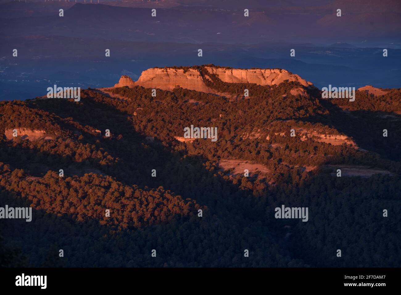 Wintersonnenaufgang auf dem Berg Castellsapera vom Gipfel La Mola aus gesehen (Sant Llorenç del Munt, Katalonien, Spanien) ESP: Amanecer de invierno en la Mola Stockfoto