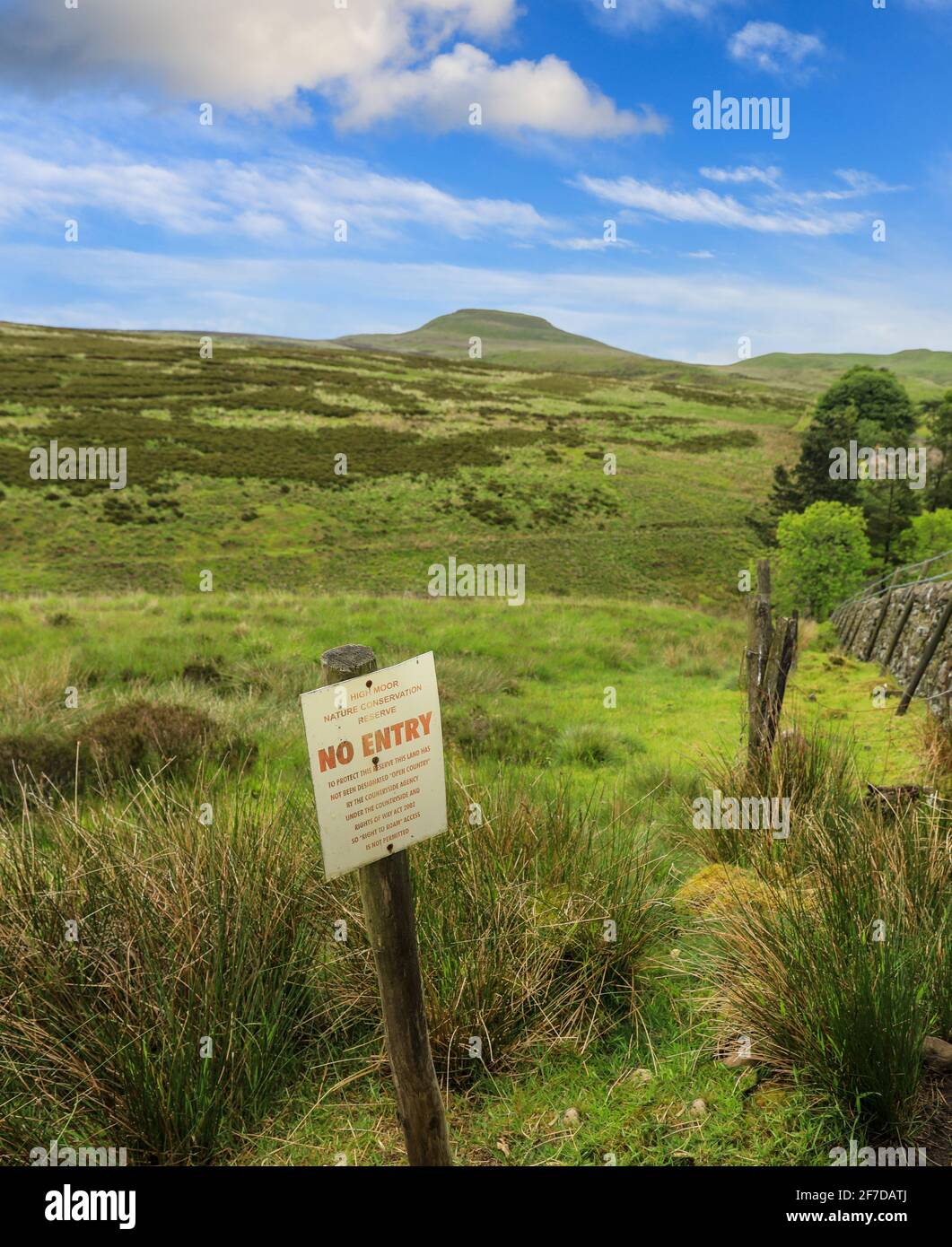 Ein Schild am High Moor Nature Conservation Reserve, auf dem steht, dass das Recht auf Durchstreifen nicht erlaubt ist, in Heshire, England, Großbritannien Stockfoto