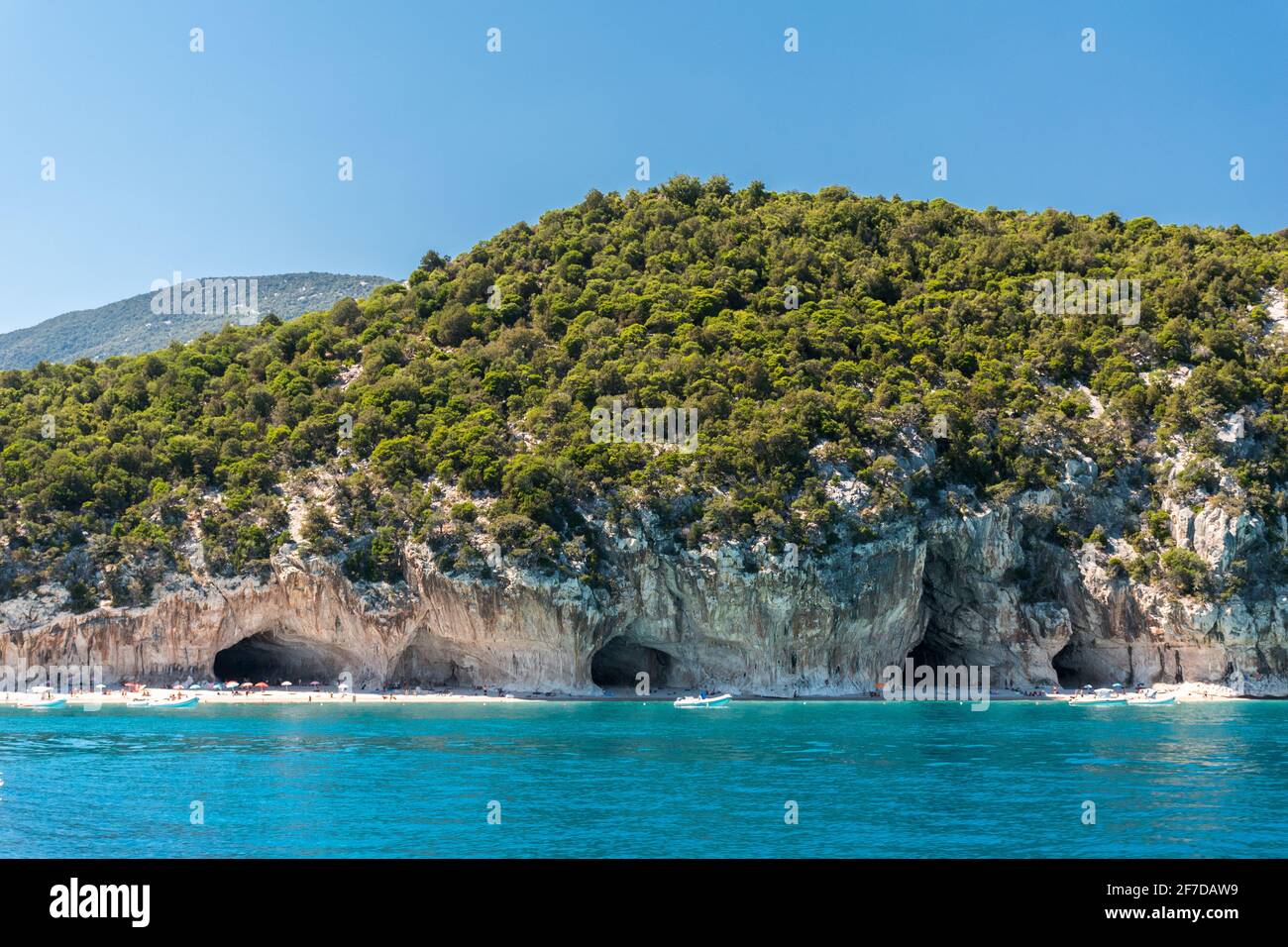 Natürliche Höhlen entlang der Küste von Cala Luna, berühmte Bucht im Golf von Orosei (Sardinien, Italien) Stockfoto