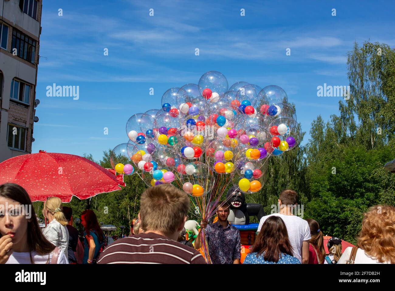 WEISSRUSSLAND, NOVOPOLOTSK - 29. APRIL 2020: Farbige Ballons im Fest und Menschen Stockfoto